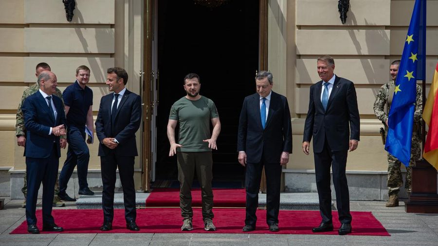 Presiden Ukraina Volodymyr Zelensky, Presiden Prancis Emmanuel Macron, Kanselir Jerman Olaf Scholz, Perdana Menteri Italia Mario Draghi dan Presiden Rumania Klaus Iohannis berfoto di Kyiv, Ukraina, Kamis (16/6/2022).  Para pemimpin melakukan kunjungan pertama mereka ke Ukraina sejak negara itu diserang oleh Rusia pada 24 Februari.  (Photo by Alexey Furman/Getty Images)