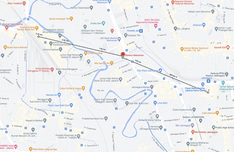 Jelang Uji Coba stasiun kereta api Matraman Pekerja mempersiapkan stasiun kereta api Matraman sebelum uji coba di Kampung Melayu, Jatinegara, Jakarta, Kamis (16/6/2022). KAI Commuter bersama DJKA dan PT KAI Daop 1 Jakarta akan melakukan ujicoba operasional pelayanan naik dan turun pengguna KRL di Stasiun Shelter Matraman mulai Jumat (17/62022). (CNBC Indonesia/ Tri Susilo)