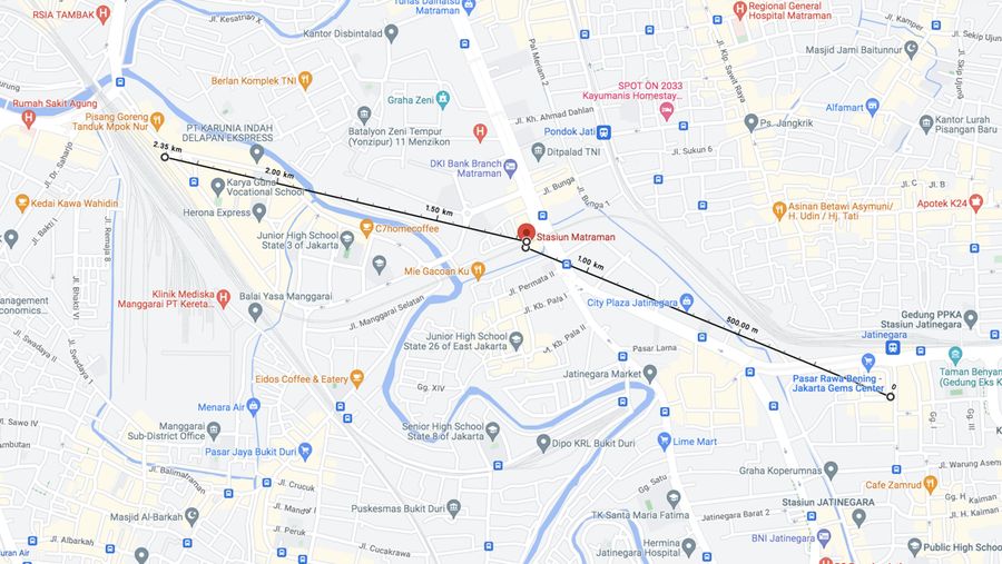 Pekerja mempersiapkan stasiun kereta api Matraman sebelum uji coba di Kampung Melayu, Jatinegara, Jakarta, Kamis (16/6/2022). KAI Commuter bersama DJKA dan PT KAI Daop 1 Jakarta akan melakukan ujicoba operasional pelayanan naik dan turun pengguna KRL di Stasiun Shelter Matraman mulai Jumat (17/62022). (CNBC Indonesia/ Tri Susilo)