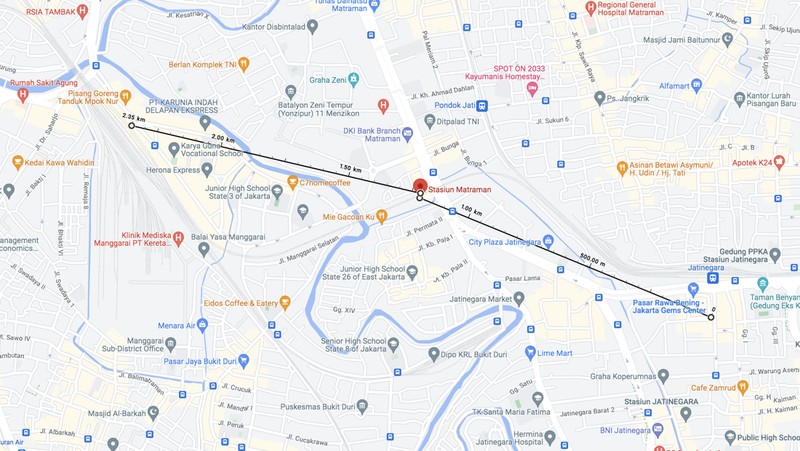 Pekerja mempersiapkan stasiun kereta api Matraman sebelum uji coba di Kampung Melayu, Jatinegara, Jakarta, Kamis (16/6/2022). KAI Commuter bersama DJKA dan PT KAI Daop 1 Jakarta akan melakukan ujicoba operasional pelayanan naik dan turun pengguna KRL di Stasiun Shelter Matraman mulai Jumat (17/62022). (CNBC Indonesia/ Tri Susilo)