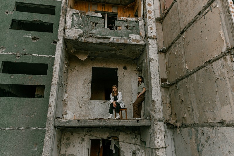 UKRAINE-CRISIS/GRADUATION-ALBUM Students pose in front of a destroyed military vehicle for a high school graduation photoshoot, as Russia's attack on Ukraine continues, in Chernihiv, Ukraine, June 5, 2022. Picture taken on June 5, 2022. Instagram/@senykstas/Handout via REUTERS THIS IMAGE HAS BEEN SUPPLIED BY A THIRD PARTY. MANDATORY CREDIT. NO RESALES. NO ARCHIVES.