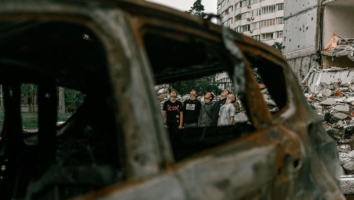 Students pose outside a damaged building for a high school graduation photoshoot, as Russia's attack on Ukraine continues, in Chernihiv, Ukraine, June 5, 2022. Picture taken on June 5, 2022. Instagram/@senykstas/Handout via REUTERS  THIS IMAGE HAS BEEN SUPPLIED BY A THIRD PARTY. MANDATORY CREDIT. NO RESALES. NO ARCHIVES.