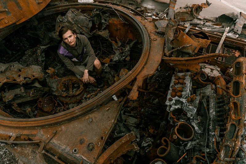 UKRAINE-CRISIS/GRADUATION-ALBUM Students pose in front of a destroyed military vehicle for a high school graduation photoshoot, as Russia's attack on Ukraine continues, in Chernihiv, Ukraine, June 5, 2022. Picture taken on June 5, 2022. Instagram/@senykstas/Handout via REUTERS THIS IMAGE HAS BEEN SUPPLIED BY A THIRD PARTY. MANDATORY CREDIT. NO RESALES. NO ARCHIVES.