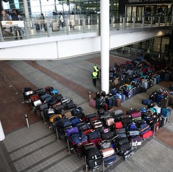 Potret Ratusan Koper Penumpang Tertahan di Bandara Heathrow