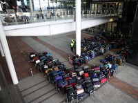 Potret Ratusan Koper Penumpang Tertahan di Bandara Heathrow