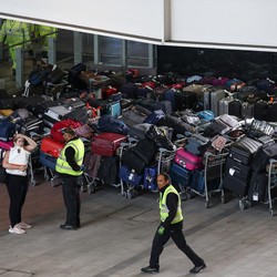 Bandara London Chaos & 100 Ribu Penumpang Terlantar, Kenapa?