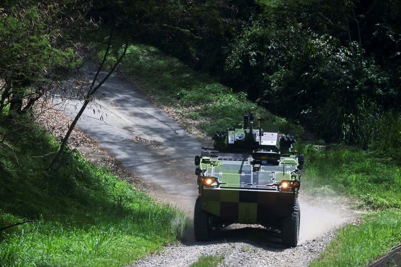 Karyawan mengerjakan lini produksi kendaraan lapis baja terbaru militer Taiwan CM-34 