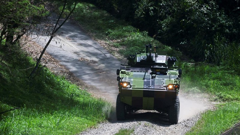 Karyawan mengerjakan lini produksi kendaraan lapis baja terbaru militer Taiwan CM-34 