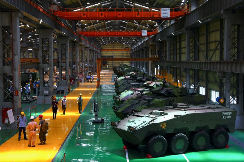 Kendaraan Militer Lapis Baja Buatan Tawian CM-34 Clouded Leopard Karyawan mengerjakan lini produksi kendaraan lapis baja terbaru militer Taiwan CM-34
