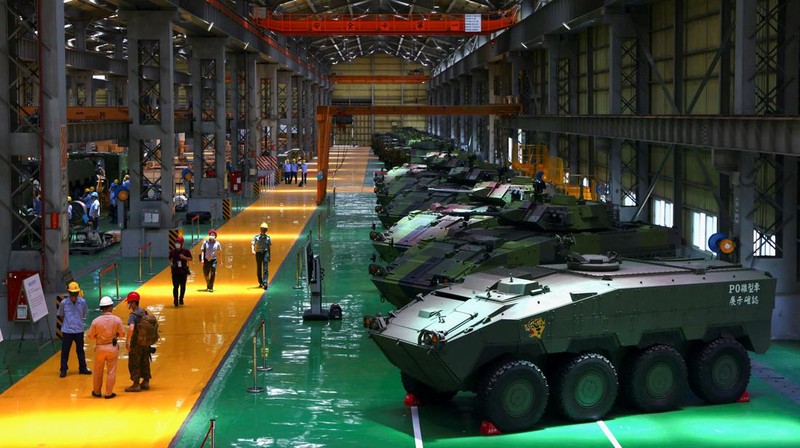 Karyawan mengerjakan lini produksi kendaraan lapis baja terbaru militer Taiwan CM-34 