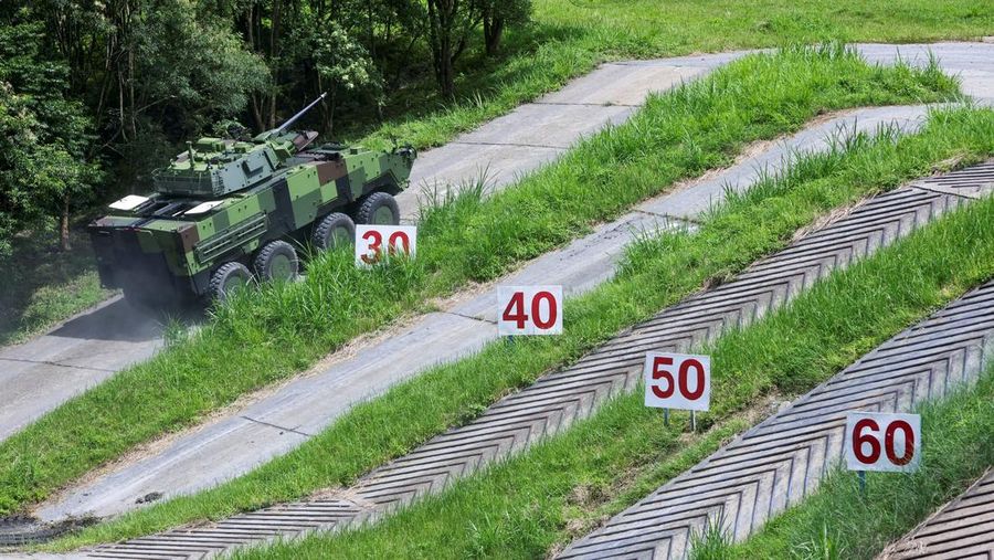 Karyawan mengerjakan lini produksi kendaraan lapis baja terbaru militer Taiwan CM-34 