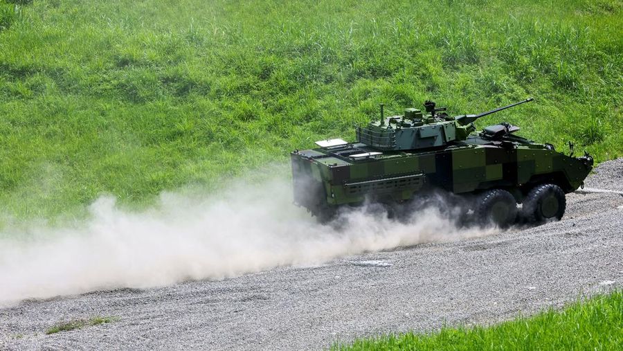 Karyawan mengerjakan lini produksi kendaraan lapis baja terbaru militer Taiwan CM-34 