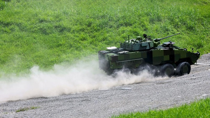 Karyawan mengerjakan lini produksi kendaraan lapis baja terbaru militer Taiwan CM-34 