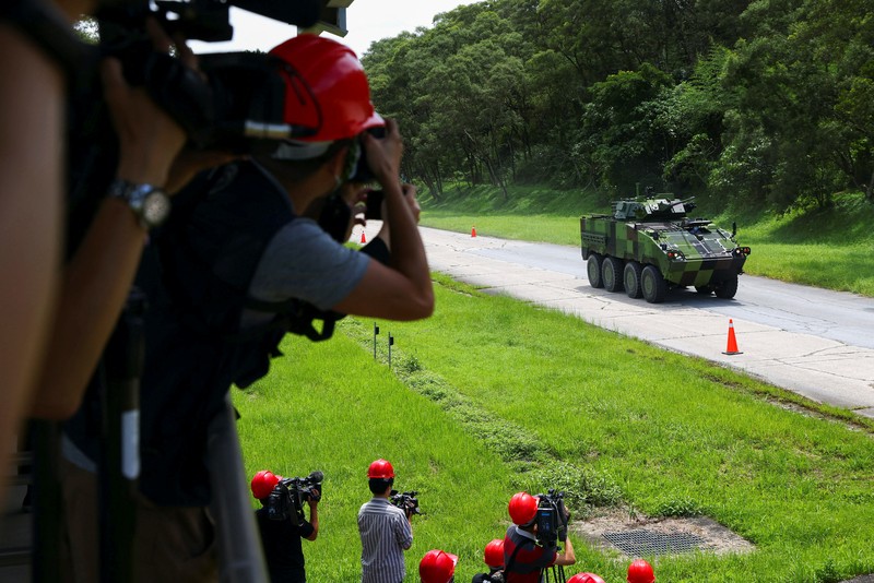 Karyawan mengerjakan lini produksi kendaraan lapis baja terbaru militer Taiwan CM-34 