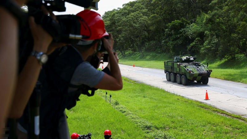 Karyawan mengerjakan lini produksi kendaraan lapis baja terbaru militer Taiwan CM-34 