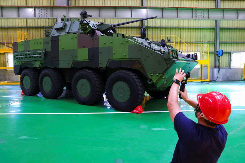 Karyawan mengerjakan lini produksi kendaraan lapis baja terbaru militer Taiwan CM-34 