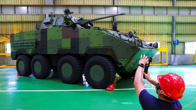 Karyawan mengerjakan lini produksi kendaraan lapis baja terbaru militer Taiwan CM-34 