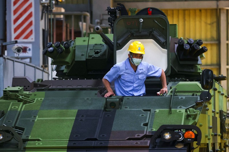 Kendaraan Militer Lapis Baja Buatan Tawian CM-34 Clouded Leopard Karyawan mengerjakan lini produksi kendaraan lapis baja terbaru militer Taiwan CM-34
