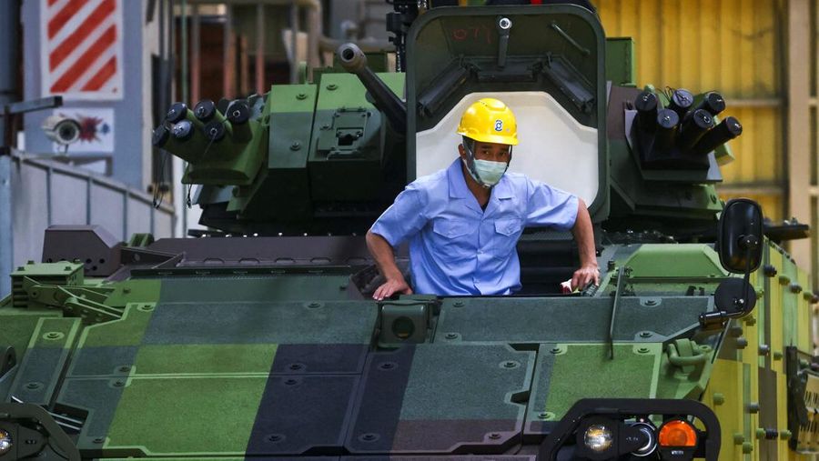 Karyawan mengerjakan lini produksi kendaraan lapis baja terbaru militer Taiwan CM-34 