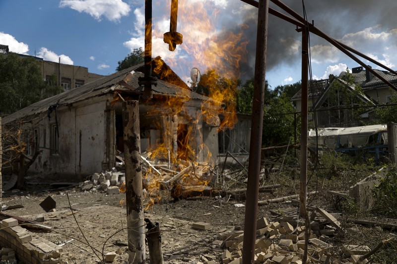 Seorang prajurit Ukraina berjaga selama konflik Rusia- Ukraina di sebuah parit di garis depan dekat Avdiivka, wilayah Donetsk, Sabtu (18/6/2022). (Photo by ANATOLII STEPANOV/AFP via Getty Images)