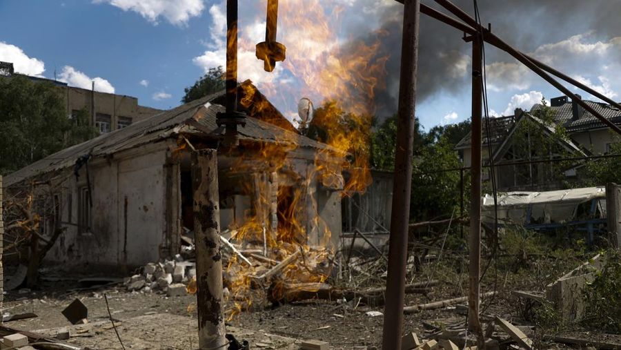 Seorang prajurit Ukraina berjaga selama konflik Rusia- Ukraina di sebuah parit di garis depan dekat Avdiivka, wilayah Donetsk, Sabtu (18/6/2022). (Photo by ANATOLII STEPANOV/AFP via Getty Images)