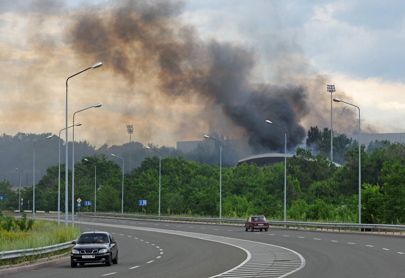 Seorang prajurit Ukraina berjaga selama konflik Rusia- Ukraina di sebuah parit di garis depan dekat Avdiivka, wilayah Donetsk, Sabtu (18/6/2022). (Photo by ANATOLII STEPANOV/AFP via Getty Images)