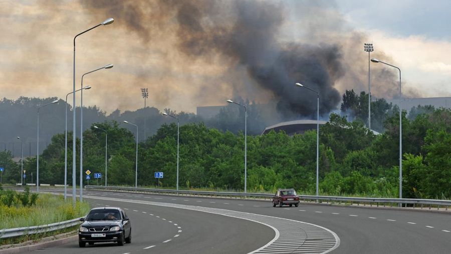 Seorang prajurit Ukraina berjaga selama konflik Rusia- Ukraina di sebuah parit di garis depan dekat Avdiivka, wilayah Donetsk, Sabtu (18/6/2022). (Photo by ANATOLII STEPANOV/AFP via Getty Images)