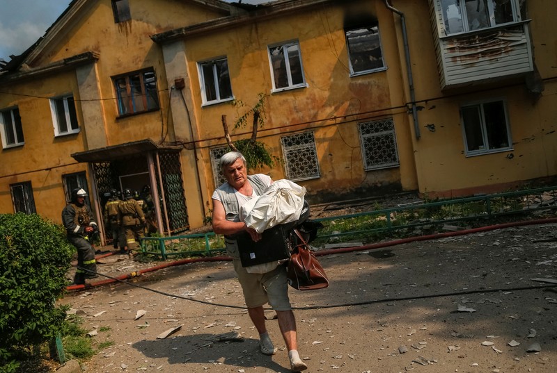 Seorang prajurit Ukraina berjaga selama konflik Rusia- Ukraina di sebuah parit di garis depan dekat Avdiivka, wilayah Donetsk, Sabtu (18/6/2022). (Photo by ANATOLII STEPANOV/AFP via Getty Images)