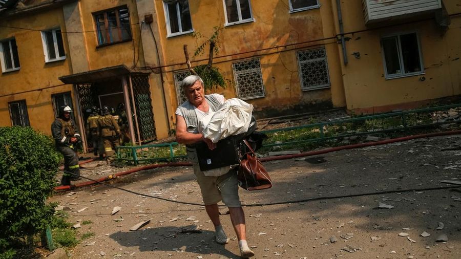 Seorang prajurit Ukraina berjaga selama konflik Rusia- Ukraina di sebuah parit di garis depan dekat Avdiivka, wilayah Donetsk, Sabtu (18/6/2022). (Photo by ANATOLII STEPANOV/AFP via Getty Images)