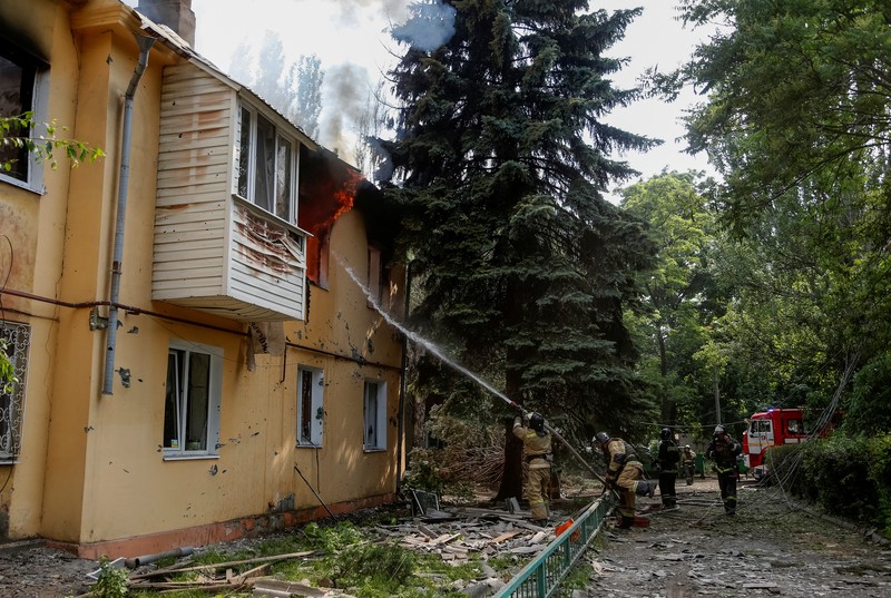 Seorang prajurit Ukraina berjaga selama konflik Rusia- Ukraina di sebuah parit di garis depan dekat Avdiivka, wilayah Donetsk, Sabtu (18/6/2022). (Photo by ANATOLII STEPANOV/AFP via Getty Images)
