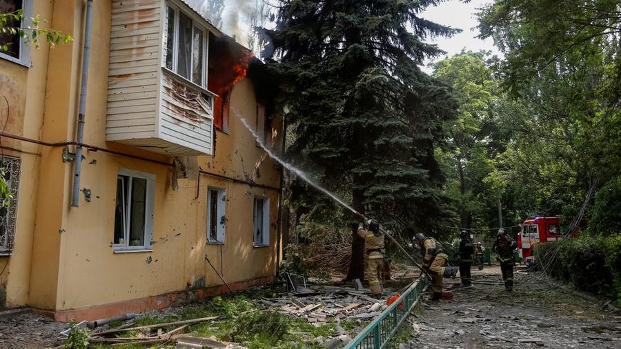 Seorang prajurit Ukraina berjaga selama konflik Rusia- Ukraina di sebuah parit di garis depan dekat Avdiivka, wilayah Donetsk, Sabtu (18/6/2022). (Photo by ANATOLII STEPANOV/AFP via Getty Images)