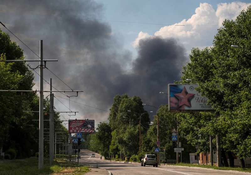 Seorang prajurit Ukraina berjaga selama konflik Rusia- Ukraina di sebuah parit di garis depan dekat Avdiivka, wilayah Donetsk, Sabtu (18/6/2022). (Photo by ANATOLII STEPANOV/AFP via Getty Images)