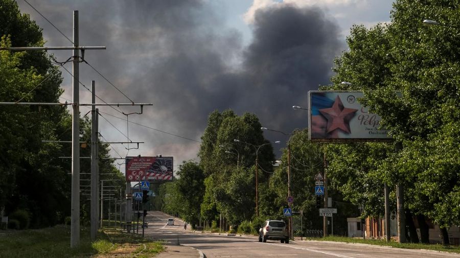 Asap mengepul setelah penembakan selama konflik Ukraina-Rusia di Donetsk, Ukraina, Jumat (17/6/2022). (REUTERS/Alexander Ermochenko)