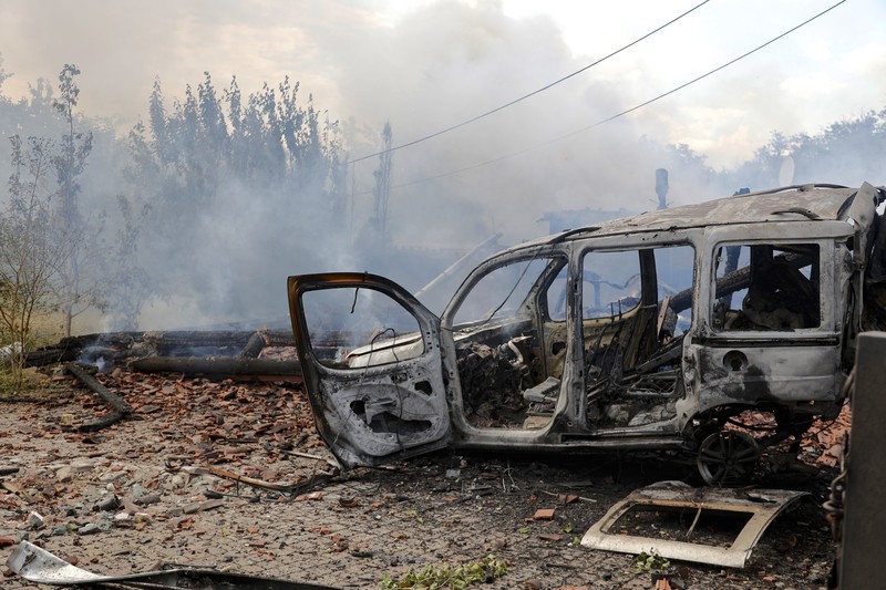 Seorang prajurit Ukraina berjaga selama konflik Rusia- Ukraina di sebuah parit di garis depan dekat Avdiivka, wilayah Donetsk, Sabtu (18/6/2022). (Photo by ANATOLII STEPANOV/AFP via Getty Images)