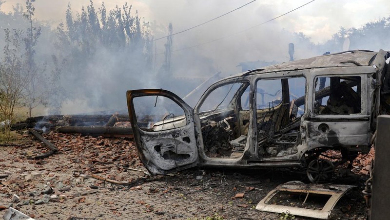 Seorang prajurit Ukraina berjaga selama konflik Rusia- Ukraina di sebuah parit di garis depan dekat Avdiivka, wilayah Donetsk, Sabtu (18/6/2022). (Photo by ANATOLII STEPANOV/AFP via Getty Images)