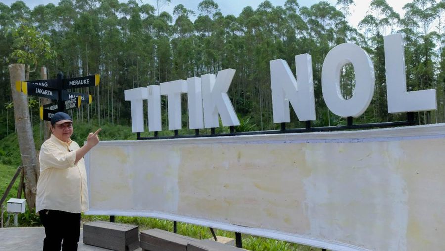Menko Perekonomian Airlangga Hartarto di TItik Nol proyek pembangunan Ibu Kota Negara di Kalimantan.