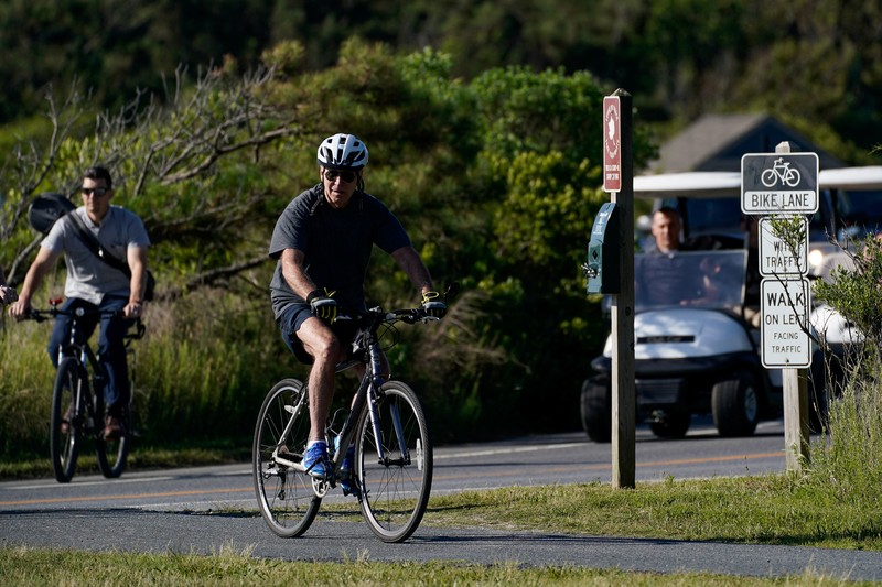 Presiden AS Joe Biden mengendarai sepeda di Pantai Rehoboth, Delaware, AS, Sabtu (18/6/2022). (REUTERS/Elizabeth Frantz)