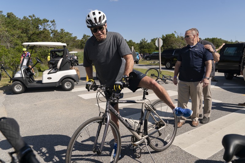 Presiden AS Joe Biden mengendarai sepeda di Pantai Rehoboth, Delaware, AS, Sabtu (18/6/2022). (REUTERS/Elizabeth Frantz)