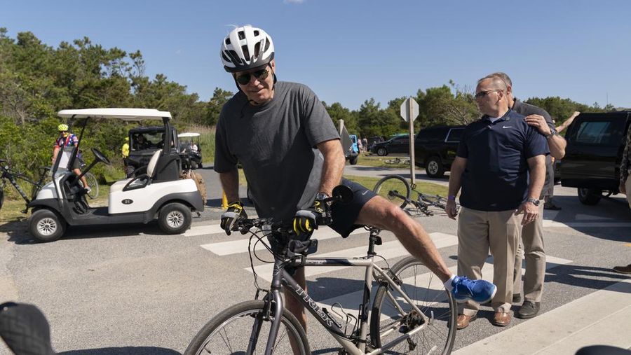 Presiden AS Joe Biden mengendarai sepeda di Pantai Rehoboth, Delaware, AS, Sabtu (18/6/2022). (REUTERS/Elizabeth Frantz)
