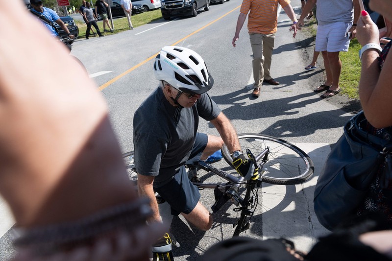 Presiden AS Joe Biden mengendarai sepeda di Pantai Rehoboth, Delaware, AS, Sabtu (18/6/2022). (REUTERS/Elizabeth Frantz)