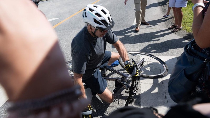 Presiden AS Joe Biden mengendarai sepeda di Pantai Rehoboth, Delaware, AS, Sabtu (18/6/2022). (REUTERS/Elizabeth Frantz)