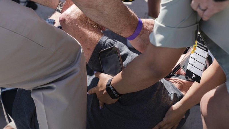 Presiden AS Joe Biden mengendarai sepeda di Pantai Rehoboth, Delaware, AS, Sabtu (18/6/2022). (REUTERS/Elizabeth Frantz)