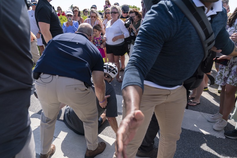 Presiden AS Joe Biden bersepda Presiden AS Joe Biden mengendarai sepeda di Pantai Rehoboth, Delaware, AS, Sabtu (18/6/2022). (REUTERS/Elizabeth Frantz)