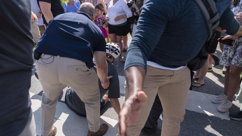Presiden AS Joe Biden mengendarai sepeda di Pantai Rehoboth, Delaware, AS, Sabtu (18/6/2022). (REUTERS/Elizabeth Frantz)