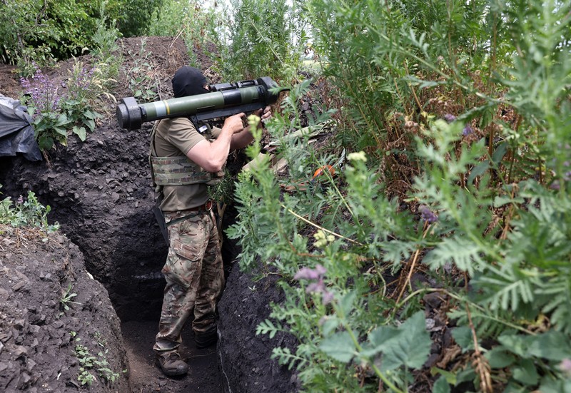 Seorang prajurit Ukraina berjaga selama konflik Rusia- Ukraina di sebuah parit di garis depan dekat Avdiivka, wilayah Donetsk, Sabtu (18/6/2022). (Photo by ANATOLII STEPANOV/AFP via Getty Images)