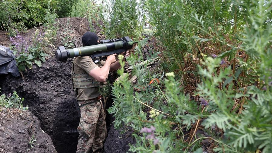 Seorang prajurit Ukraina berjaga selama konflik Rusia- Ukraina di sebuah parit di garis depan dekat Avdiivka, wilayah Donetsk, Sabtu (18/6/2022). (Photo by ANATOLII STEPANOV/AFP via Getty Images)
