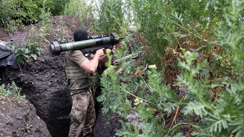 Seorang prajurit Ukraina berjaga selama konflik Rusia- Ukraina di sebuah parit di garis depan dekat Avdiivka, wilayah Donetsk, Sabtu (18/6/2022). (Photo by ANATOLII STEPANOV/AFP via Getty Images)