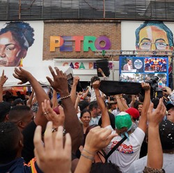 Presiden Minta Semua Menteri dan Pejabat Tinggi Resign, Negara Kacau