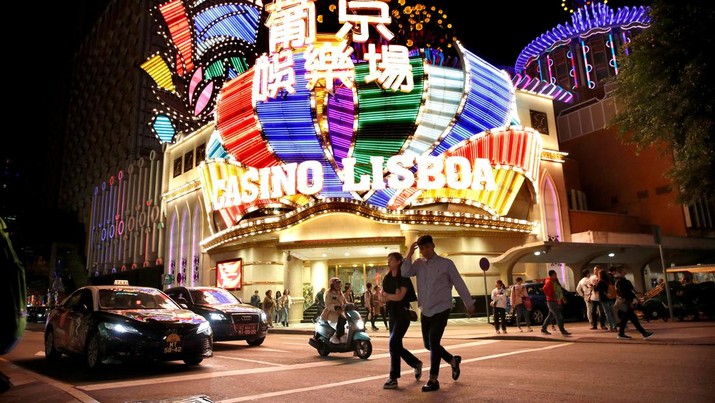 HEALTH-CORONAVIRUS/MACAU FILE PHOTO: People walk in front of Casino Lisboa in Macau, China December 21, 2019. REUTERS/Jason Lee/File Photo