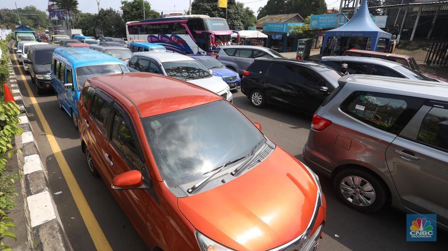 Jalu Puncak Bogor Macet (CNBC Indonesia/Andrean Kristianto)